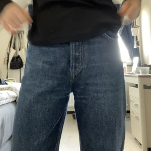 Mörkblåa zara jeans  - Mörkblåa jeans från zara! Dom är midwaist, sitter precis under naveln för mig som är 160cm. Hör av er för fler bilder/ mått💘