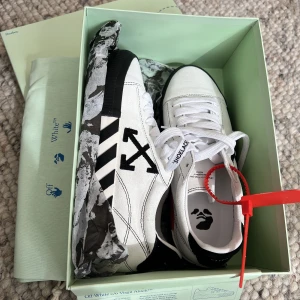 Off White Vulcanized - Ett par helt nya Off White Vulcanized storlek 41. Ord. Pris 3690kr. Priset kan diskuteras vid  snabb affär!
