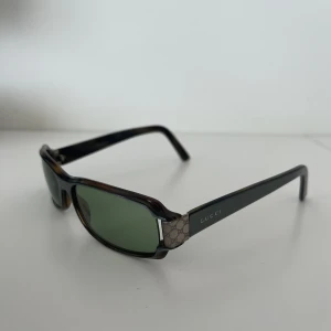 Gucci solglasögon -  Gucci solglasögon i mycket bra skick perfekta nu till sommaren!