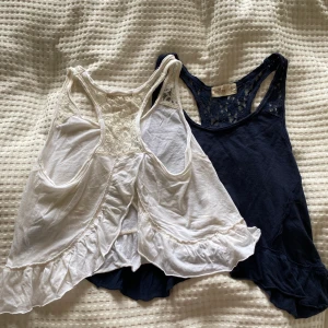 Sommarlinnen  - Säljer dessa två supersnygga linnen. De är öppna i ryggen o har spetsdetaljer. Säljer dessa ihop men det går också bra att bara köpa ett! ( priset är för båda två)🥰