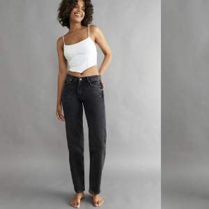 Säljer dessa snygga low waisted jeans från ginatricot!🥰Nypris 500kr