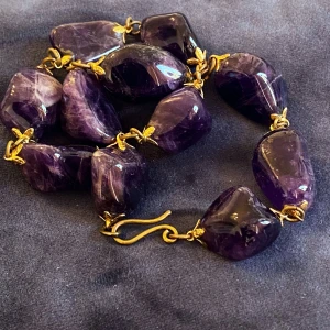 Halsband ametist  - Ett vackert halsband med äkta ametister i djup lila färg 