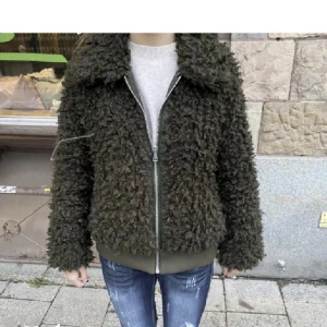 Hm jacka - Säljer nu min fina jacka från hm som är helt slutsåld!!💗 Den är i storlek S samt färgen svart och är i jättebra skick!💕 kom privat för övriga frågor!