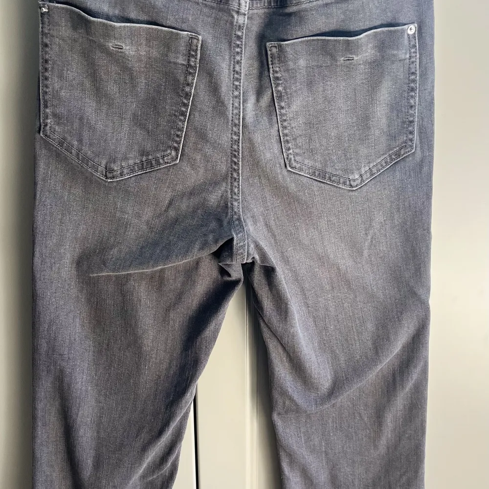 straight leg gråa jeans från zara 🩷 använt flera gånger, inga defekter, säljer pga att de är lite för tajta typ 🤍. Jeans & Byxor.