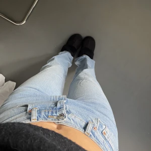 Jeans - Raka jeans från ginatricot  i storlek 38, de har en så fin blå jeansfärg! Jättesköna och snygga!