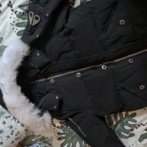 Moose Knuckles 3Q , XL Herr  - Super varm och fin vinter jacka. En skada ( se sista bild ) en knapp som lossnat vid luvan .  skickas vaccum förpackad. 