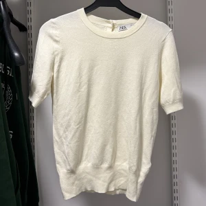 Tröja Zara - Säljer en jättefin kortärmad tröja från zara som är stickad! Den är i ljusgul och jätte skönt material!!😊💗 aldrig använt! Därför som jag säljer då den inte kommer till användning💗 kom privat för övriga frågor💗💗