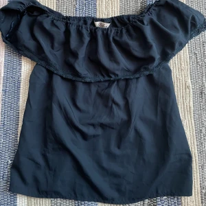 Volang topp - Gullig topp från Ribbon, Har vanligtvis S och den passar som en M på mig, DM vid intresse💗