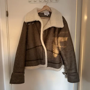 Josefine HJ x NA-KD pilotjacka - Brun pilotjacka från Josefine HJ x NA-KD collection. Endast använd ett par gånger - som ny! Fin passform och skick. True to size