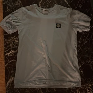 Snygg Stone island t-shirt  - En skön och snygg Stone island t-shirt. Använd ett fåtal gånger. Inga öppna sömmar eller hål. Skick 9-10