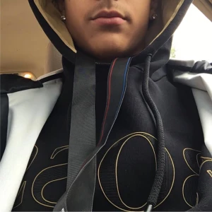 Hugo boss hoodie - Säljer min hoodie inget fel på den bara att jag vill sälja ut lite kläder hoodien är storlek medium