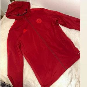 Bayern München adidas träningsjacka/kofta - Använd några gånger. Är i nytt skick. Storlek M 