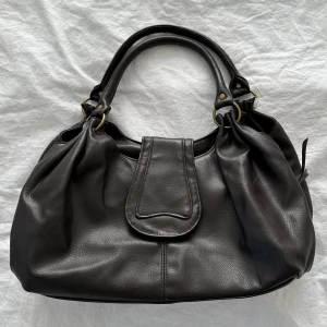 Väska - Medelstor väska med många fack 