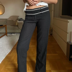 Low waist linnebyxor - Svarta lågmidjade byxor i linmix med vita detaljer. Lite för korta för mig som är 173 cm. Strl Small. 