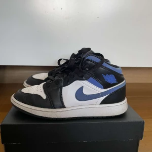 Jordan 1 mid racer blue  - 37,5 lite creasade men ändå i bra skick Pris kan diskuteras