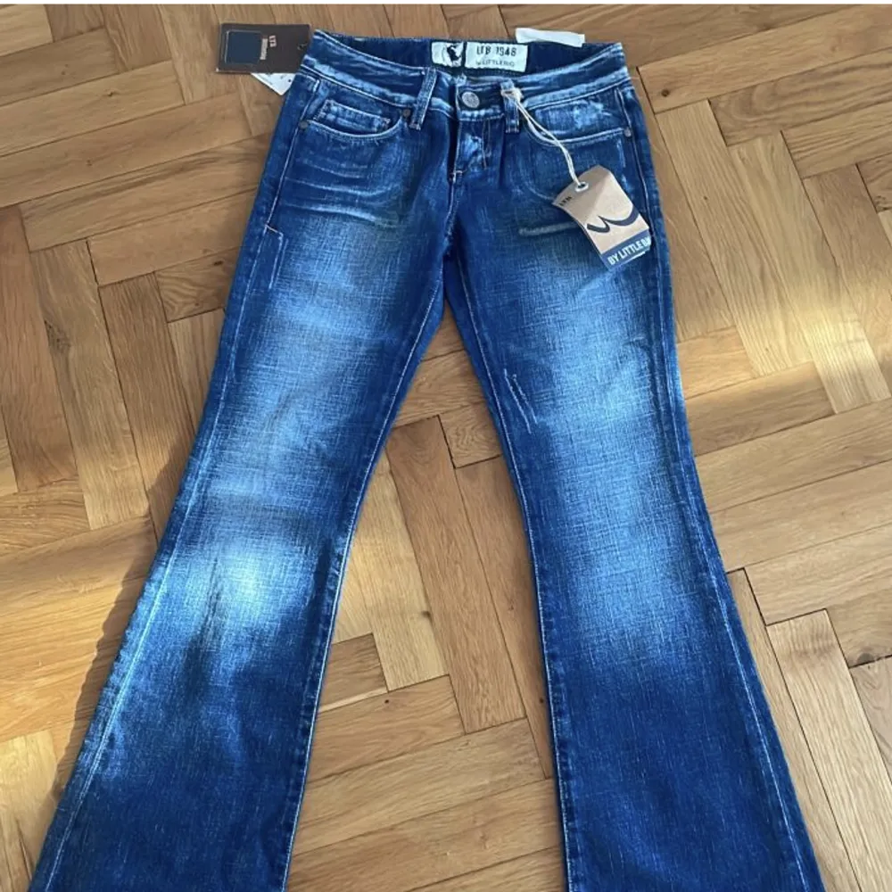 (Bild lånad från tidigare ägare) köpte dessa jeans från Plick i märket ltb, dock är dom för små tyvärr ❤️ strl 25/32 (lite små i storleken) . Jeans & Byxor.