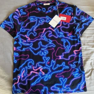 Valentino Garavani T-Shitt - (New) ForSale:2599kr Retail:5500kr/490€ Valentino Garavani T-Shirt (MultiColoured) Size:M Condition:10/10 FlawLess Tags Included  Dm for more info&pics    