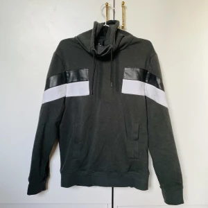 Hoodie - Hoodie från H&M med hög krage och fina detaljer. Mjuk och skön! Färgen är väldigt skogs-eller mossgrön.