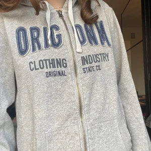 Ziphoodie - Ganska oversized passform. Skriv för frågor