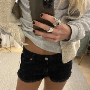 Lågmidjade shorts - Säljer dessa super snygga lågmidjade shortsen från hm 💞💞har tyvärr inte kommit till användning, prislapp kvar.