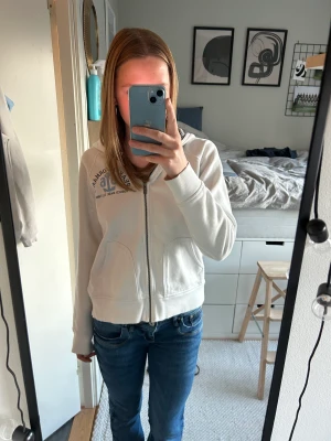 Peak tröja - Säljer den här assnygga peak zip tröja då den inte kommer till användning längre❤️den är i storlek L men den är väldigt liten i storlek så den sitter perfekt som xs/S vilket är den storleken jag har❤️