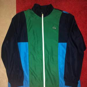 Hej säljer min lacoste tracksuit för den hänger bara i garderoben, Den är i mycket fint skick och har inga håll eller fläckar Köpt för 2400kr säljer för 900kr Size XL men sitter  L