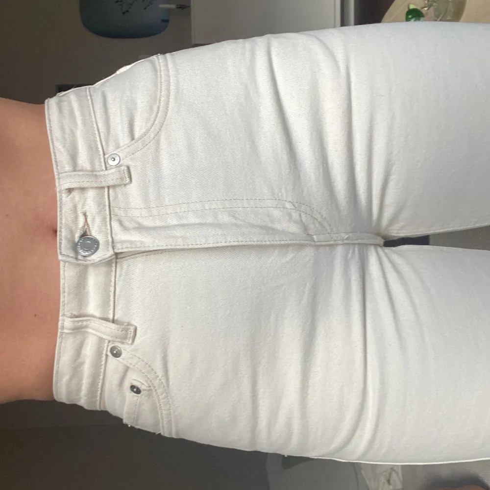 Vit/beiga/krämvita jeans igen weekday i rak modell som heter Row i strl 27/30. I fint skick. Det är bara att höra av sig vid frågor eller om du är intresserad🌸. Jeans & Byxor.