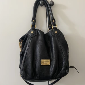 Marc by Marc Jacobs väska  - Säljer denna fina Marc Jacobs väska! Lite sliten inuti annars i jättebra skick 💕✨väldigt rymlig & nice