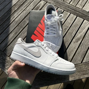 Jordan 1 low neutral grey - Skorna är helt nya och kvitto finns från Nike