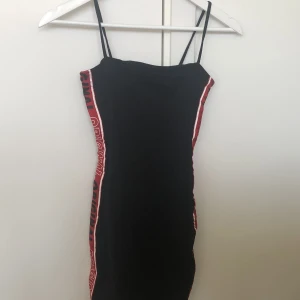 Cool klänning  - Jättecool klänning från newyorker. Stretchigt och bekvämt material. Rak urringning. Bara testat. Skulle vara supersnygg med rätt styling.