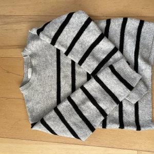 Stickad tröja💓 - Jätte bekväm stickad tröja som är jätte fin💓Sen har inga defekter alls och är i nyskick💗 Hör av dig om du vill ha mer info, pris kan diskuteras😊Är inte alls nopprig, nypris runt 350