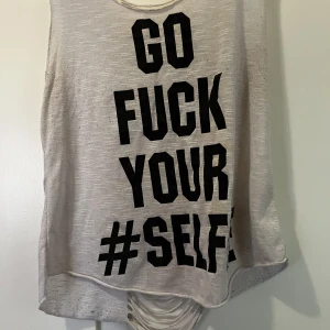 Linne  - Ett coolt linne med text framtill och bak är det detaljer. Storlek M. Använd i några år. Kan skickas med frakt, Swish betalning. 