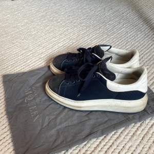Marinblåa Alexander McQueen skor ”mesh leather”, storlek 43. Skick ca 7/10 då de är lite smutsiga samt insida häl har ett mindre hål, därav priset. Dustbag följer med, har däremot ej boxen.