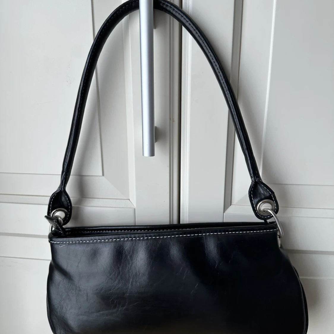 Svart axelväska från Lindex - 90