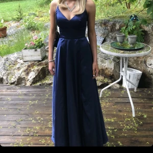 balklänning - jag säljer nu min balklänning från ivory fields som användes förra året!! klänningen är uppsydd för att passa en kort person(jag är 158) och storleken är 0, de motsvarar xs!! klänningen har några defekter skriv privat för närmare bilder på det!!💕