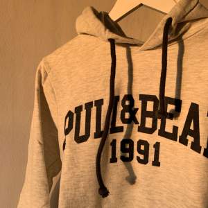 Grå hoodie med blå skrift från pull and bear