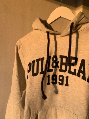 Pull & bear hoodie - Grå hoodie med blå skrift från pull and bear