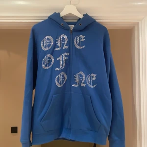 One of one - One of one zip up St: M Skick: 9/10 Sparsamt använd, inga pärlor som ramlat av