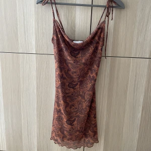 Klänning  - Brun klänning från bershka i mesh men med en klänning under så den är ej genomskinlig💗 aldrig använt förutom bilden!
