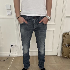 Nudie Jeans  - Otroligt feta nudie jeans i bra skick, riktigt snygg wash och fina detaljer!! Obs ljuset gör att färgen ser lite olika ut på bilderna! Inte så i verkligheten!! 