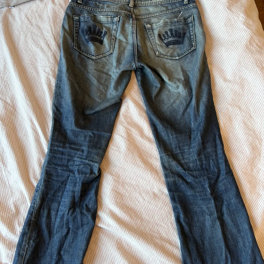 Dags för mig att sälja mina favorit jeans!! Dom är lowaist med botcut, ny pris var 750kr köpta secondhand . dom passar tyvärr inte mig länge och där av är det bättra att sälja! Kan absolut diskutera pris!💕 vet ej storlek men tror på ett ungefär 26-28! . Jeans & Byxor.