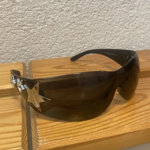 Y2k star glasögon  - Coola star glasögon i bra skick💓 Fick i present men jag tyckte inte dom var fina på mig tyvärr, därför säljer jag. 