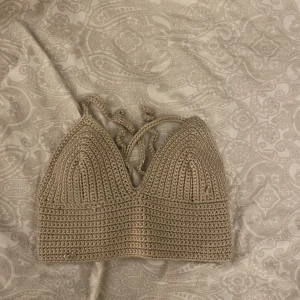 Beige topp🌾 - Köpt här på Plick men säljer den då den tyvärr inte passar:/ Knyts i ryggen så går nog att anpassa storlek för de flesta!