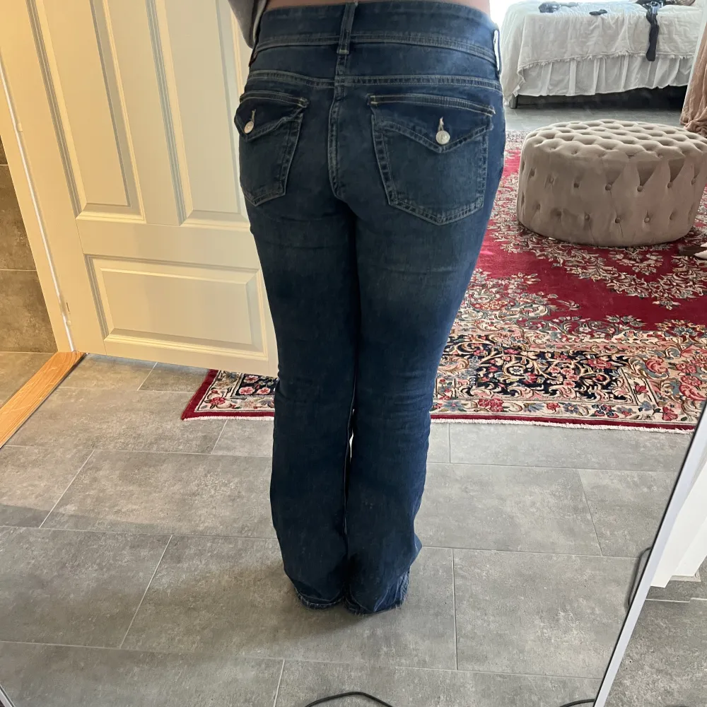 Säljer dessa favoriter! Mina populära low waist jeans från H&M! De sitter bra på mig som är ung 166cm, endast använda några enstaka gånger så i väldigt fint skick. Skriv privat för mer frågor🩵. Jeans & Byxor.
