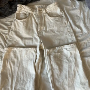  ♡Beiga jeans♡ - Fina högmidjade beiga jeans från Pull & Bear 🩷Går ner lite över fötterna på mig som är 164. Säljer då dem är för små i midjan.  Skriv för bilder eller om du har frågor! 🩷