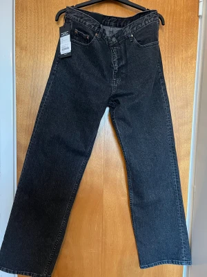 Relaxed/ WIDE STRAIGHT - Helt nya relaxed WIDE STRAIGHT byxor som köpte igår för 699:- , det är lite stor för mig så tänker sälja den.  Stl: 28/32 