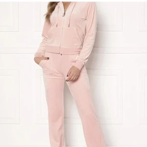 Juicy Couture set - Storlek M i hoodie och XS i byxorna. Använd ett fåtal gånger💕💕