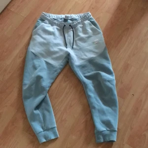Nike tech byxor - Nike tech byxor i topp skick 10/10 ingen fläck eller något problem alls dom är knappt använda 