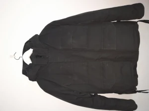Canada goose - Canada goose vinter jacka Storlek XL Nypris cirka 9500kr Köpt på NK två vintrar sen Kvitto saknas Bra skick för varit använd ända skada är att det är ett litet hål i vänster innerficka