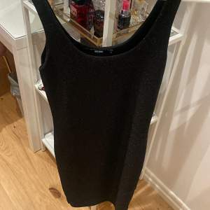 Säljer denna glittriga svarta fest klänningen, stretchiga i materialet verkligen enkel och snygg!! Bara att skriva för mer bilder :) st är xs men passar mig med s perfekt 